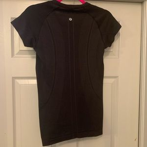 LIKE NEW LULULEMON SWIFTLY TECH CREW